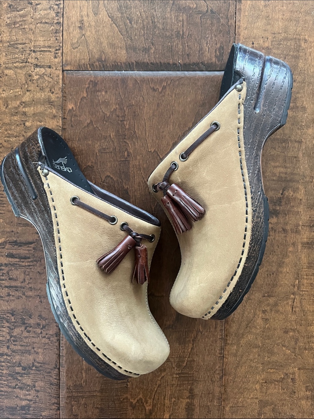 Dansko Shannon tan nubuck suede clogs dark brown tassels Sz 38